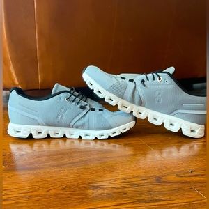 NEVER WORN ON CLOUD5